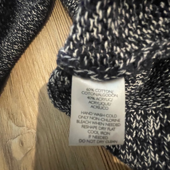 3 Cute Loft Tops - Picture 11 of 11